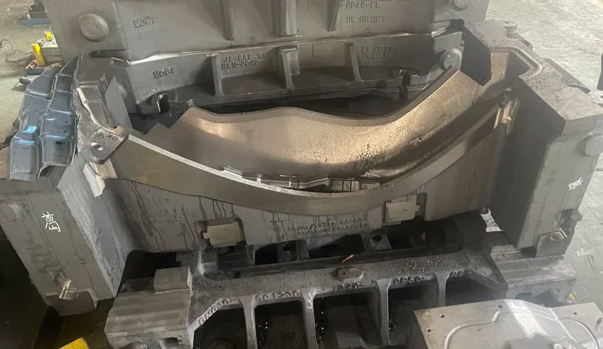 mold-die-for-tractor-fenders Single-cavity mold die for tractor fenders made with cast steel.